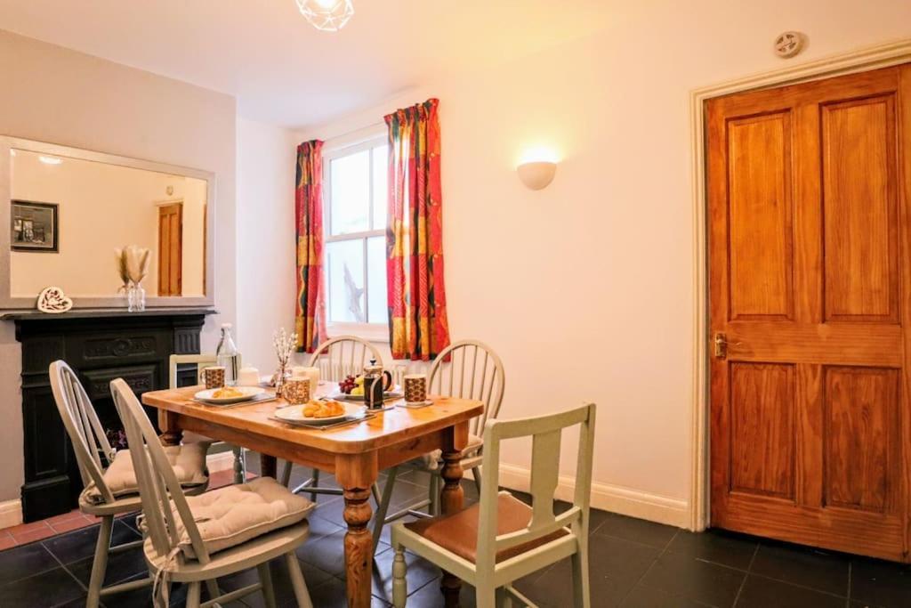 הייסטינגס Cute Cottage 5 Min Walk From Cafes Station And Sea מראה חיצוני תמונה