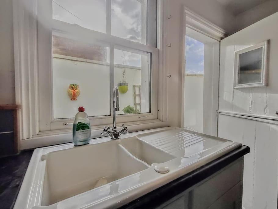 הייסטינגס Cute Cottage 5 Min Walk From Cafes Station And Sea מראה חיצוני תמונה