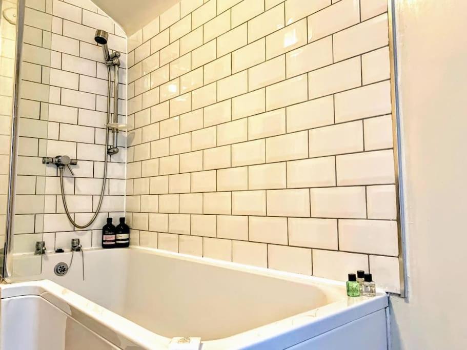 הייסטינגס Cute Cottage 5 Min Walk From Cafes Station And Sea מראה חיצוני תמונה